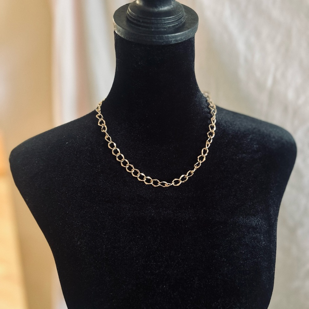 Gold Classic Chain Necklace with Interlocking Links
